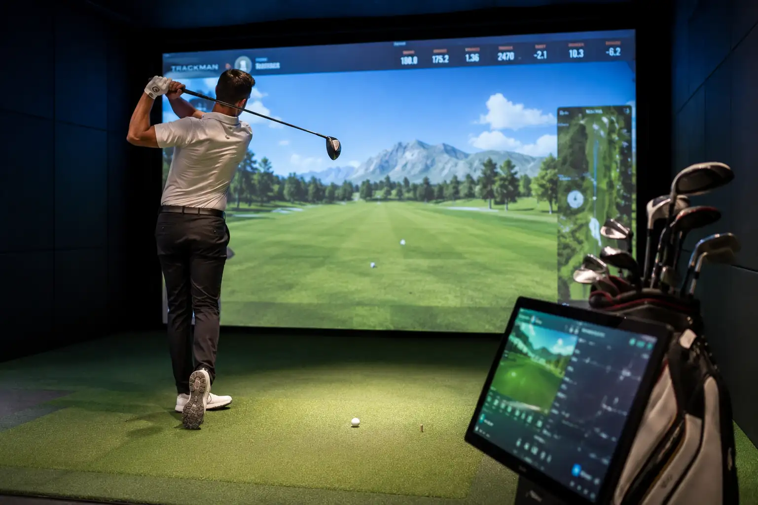 Modern beltéri golfszimulációs környezet digitális elemző rendszerrel